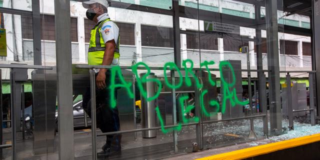 ”Legala aborter” har någon skrivit vid en busstation i Guatemala city. Moises Castillo / AP