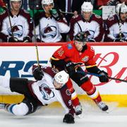 Colorados Mikko Rantanen och Calgarys Mikael Backlund. 