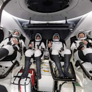 Astronauter på väg ut i rymden 2021. 