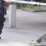 Tre personer har skadats allvarligt efter att en personbil kört på dem utanför Högdalens vårdcentral i södra Stockholm.
