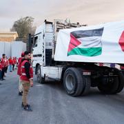 Nödhjälp i Rafah under söndagen. 