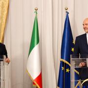 Tria, till vänster, i en gemensam presskonferens med ekonomikommissionär Pierre Moscovici förra torsdagen.