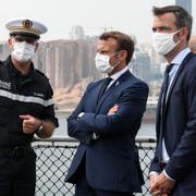 Olivier Véran (längst till höger) tillsammans med president Emmanuel Macron och en officer från den franska flottan.