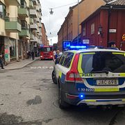 En lastbil har kraschat in i flera andra bilar på Bondegatan på Södermalm i centrala Stockholm