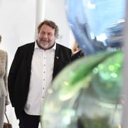 Kungaparet och Torsten Jansson på glasbruket Kosta Boda. 