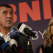 Andrej Babis och hustrnu Monika på en pressträff efter segern.