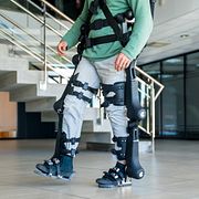 Robotiken har tidigare ofta använts vid rehabilitering, som här på ett sjukhus. Men många tror att tekniken snart kan bli en växande marknad för vardagsanvändning när den blir lättare än den som visas på bilden.