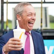 Nigel Farage med en bananmilkshake i Jaywick, Essex, 4 juni.