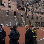 Poliser, brandmän och borgmästare Eric Adams vid olycksplatsen.