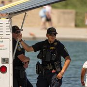 Polisen övervakar vattenspegeln vid Lincoln Memorial.