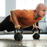 En man tränar i gymmet och en kvinna tar en löptur utomhus.