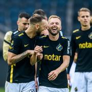 AIK:s Alexander Milosevic och Sebastian Larsson jublar. 