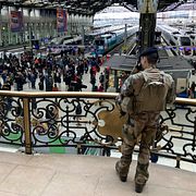 En soldat patrullerar inne på Gare de Lyon efter morgonens attack.