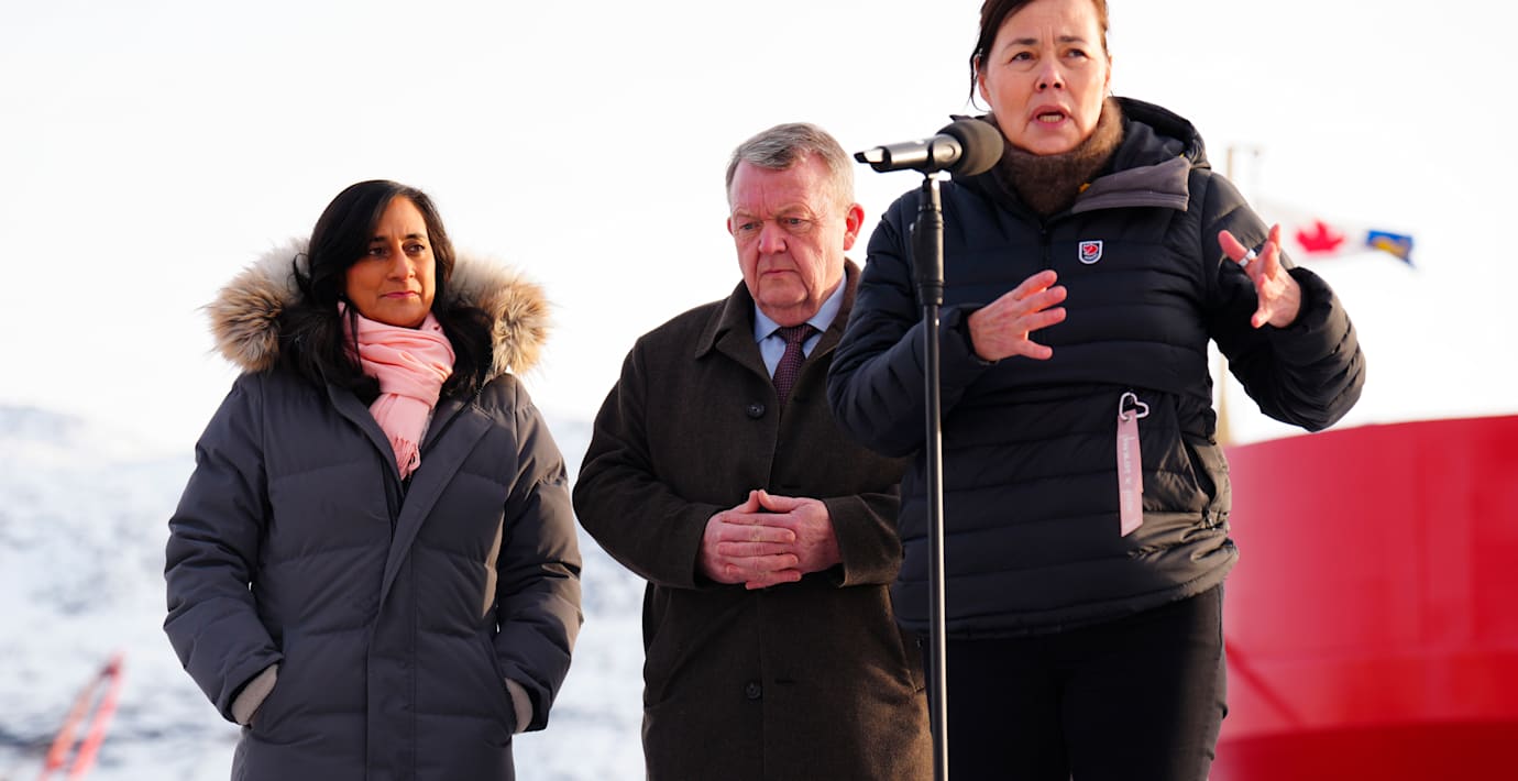 Kanadas utrikesminister Anita Anand med  Lars Løkke Rasmussen och Grönlands utrikesminister Vivian Motzfeldt 