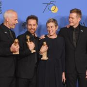 Martin McDonagh, Sam Rockwell, Frances McDormand, Graham Broadbent och Peter Czernin med priset för bästa film för ”Three Billboards Outside Ebbing, Missouri”. 