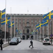 Stockholm slott flaggar på halv stång under onsdagen.