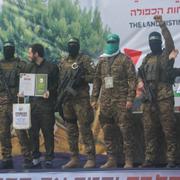 Israeliska gisslan har flera gånger tagits upp på scen av Hamas innan de lämnas över, något som väckt ilska i Israel. 