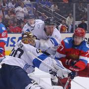 Ivan Telegin rundar Tuukka Rask och gör 2–0 för Ryssland i matchen mot Finland.