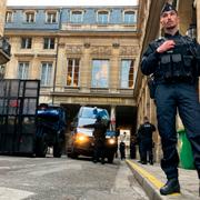 Polis utanför Frankrikes högsta författningsdomstol i Paris.