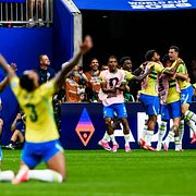 De brasilianska spelarna jublar efter det sena avgörandet.