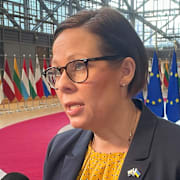 Utrikesminister Maria Malmer Stenergard (M) på väg in till måndagens EU-möte i Bryssel.