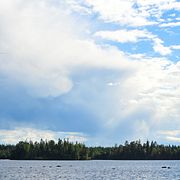 Helikopter söker av olycksområdet i måndags