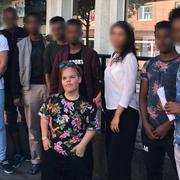 SSU Hylte la upp en bild på den nya styrelsen som möttes av hat, hot och rasism. Med anledning av hoten mot personerna på bilden har Omni valt att anonymisera dem. Anton Karlsson, valledare för SSU Halland, som uttalar sig i texten, har valt att vara med på bild. 