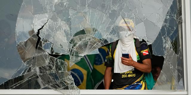 Söderslagen ruta under stormningen i Brasilia.  Eraldo Peres / AP