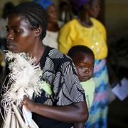 Kvinna i Malawi tar emot nödbistånd från FN.