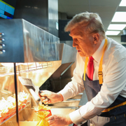 Donald Trump i köket på en McDonaldsrestaurang i Pennsylvania i dag. 