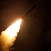 En Tomahawk-robot avfyras från USS Laboon i april 2018.