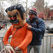 En demonstrant utanför rätten med en docka föreställande Venezuelas tidigare president Nicolas Maduro.