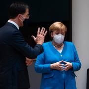 Nederländernas premiärminister Mark Rutte i samtal med Tysklands förbundskansler Angela Merkel, EU-kommissionens Ursula von der Leyen och Frankrikes president Emmanuel Macron på lördagsmorgonen. 