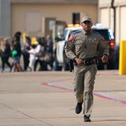 Polis och människor utanför Allen Premium Outlets, Texas.  LM Otero / AP