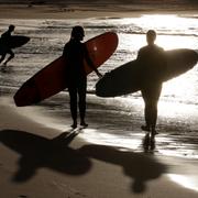 Surfare på Bondi Beach i Sydney.