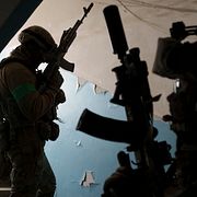 Ukrainska underrättelsetjänsten vid ett tillslag i Kharkiv där en misstänkt kollaboratör greps. Bilden är från 2022.