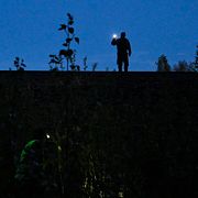 Försvarsmakten söker med ficklampa runt Nyåker.