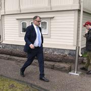 Statsminister Juha Sipilä lämnar statsministerresidenset i Helsingfors.