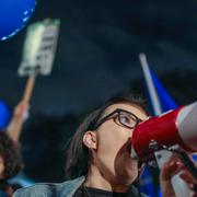 Människor protesterar utanför brittiska underhuset. 