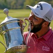 Jon Rahm firar sin seger i Mexico Open 2022.