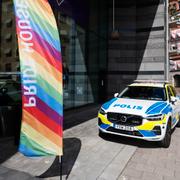 Polis utanför Pride House i Clarion Sign i Stockholm.