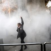 En universitetsstudent vid protesterna i Teheran lördagen den 30 december. 