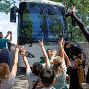  Demonstranter försökte stoppa iranska fotbollslagets buss.