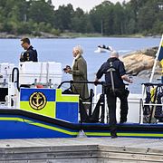 Polis på plats på en ö i Värmdö kommun dagen efter att en kvinna hittats död.
