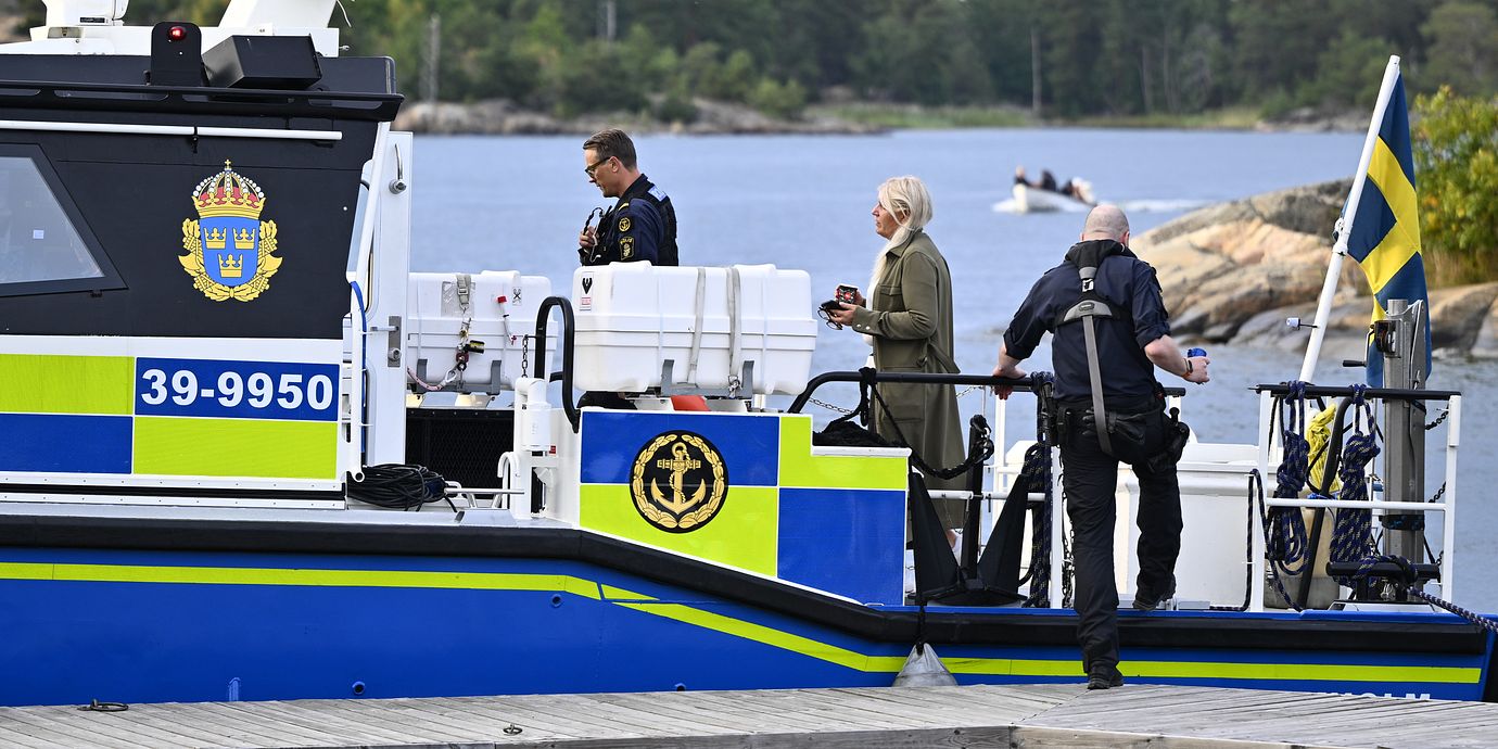Polis på plats på en ö i Värmdö kommun dagen efter att en kvinna hittats död.