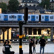 Människor promenerar längs Munkbroleden i Gamla stan i Stockholm.