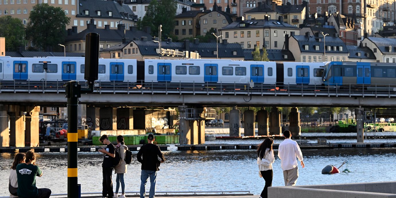 Människor promenerar längs Munkbroleden i Gamla stan i Stockholm.