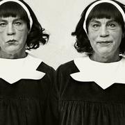 Malkovich tolkar Arbus ”Identical twins”