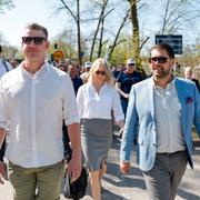 SD:s Jimmie Åkesson och Jessica Stegrud promenerar. Arkivbild från 4 maj.