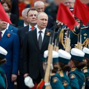 Vladimir Putin bredvid premiärministern Dimitrij Medvedev och försvarsministern Sergej Sjojgu den 9 maj 2019.